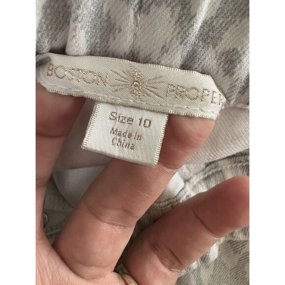 Boston Proper Gray White Animal Print Pants Cropped Ankle Pull-On Womens Size 10 - Picture 3 of 5